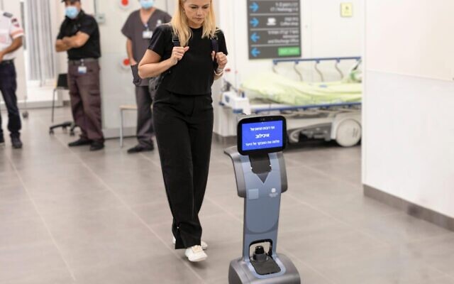 Uno de los nuevos robots de urgencias del Centro Médico Sourasky de Tel Aviv guía a un paciente