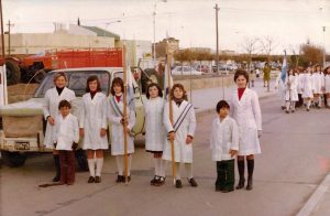 Radio Jai -Alumnos de la Escuela Hebrea con las maestras Aida Ostrovsky de Peker y Silvia Senderosky de Goisen. Abanderadas Devora Dorenztein y Carlota Arstein, escoltas Julia Resnik, Patricia Potap, Laura Melgar y Claudio Kosak. (1977)