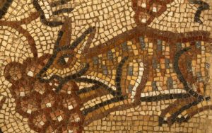Radio Jai -Mosaico que representa a un zorro comiendo uvas en la antigua sinagoga de Huqoq en la Baja Galilea. (Jim Haberman)