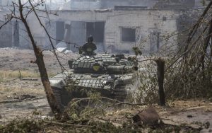 Radio Jai -Un tanque ucraniano está en posición durante los intensos combates en la línea del frente en Severodonetsk, región de Luhansk, Ucrania