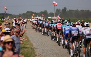 Radio Jai -El grupo de ciclistas recorre un sector de adoquines durante la quinta etapa de la 109.ª edición de la carrera ciclista del Tour de Francia, entre Lille y Arenberg Porte du Hainaut, en el norte de Francia