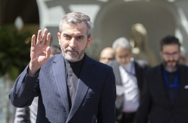 El principal negociador nuclear de Irán, Ali Bagheri Kani, saluda al salir después de las conversaciones en el Coburg Palais, sede del Plan de Acción Integral Conjunto