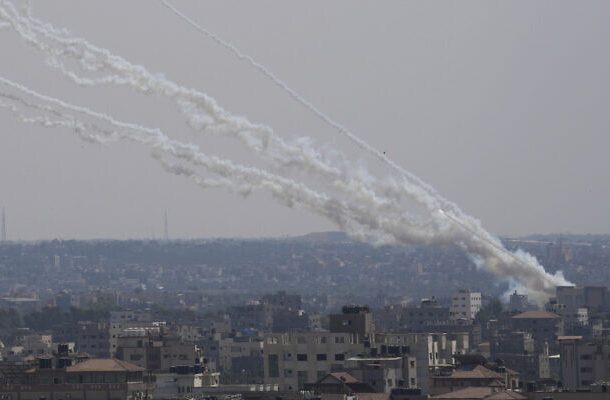 Mientras continúan el lanzamiento de cohetes desde Gaza, Israel acepta un acuerdo negociado por Egipto para poner fin a los bombardeos con la Jihad Islámica Palestina