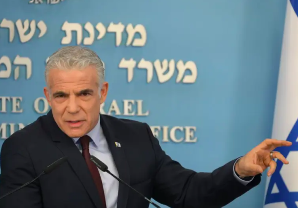 El primer ministro Yair Lapid en una sesión informativa, 28 de agosto de 2022. (Crédito de la foto: AMOS BEN-GERSHOM/GPO