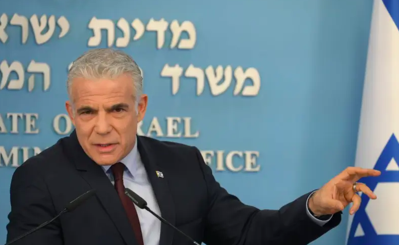 El primer ministro Yair Lapid en una sesión informativa, 28 de agosto de 2022. (Crédito de la foto: AMOS BEN-GERSHOM/GPO