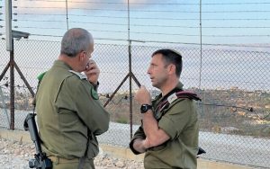 Radio Jai -Jefe del Comando Central de las FDI, Gral. Gen Yehuda Fuchs (derecha) y comandante de la División de Judea y Samaria Brig. Gen. Avi Blot, cerca de la barrera de seguridad de Cisjordania, 16 de agosto de 2022. (Fuerzas de Defensa de Israel)