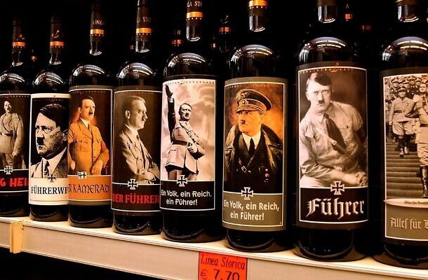 Radio Jai -Botellas de vino Lunardelli con etiquetas que representan al líder nazi Adolf Hitler se exhiben en un estante en una tienda de vinos cerca de Venecia, el 12 de septiembre de 2003. (Giuseppe Cacace/Getty Images vía JTA)