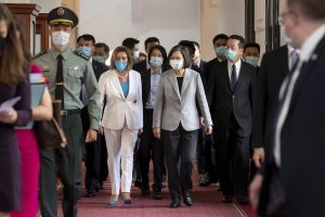 Radio Jai -En esta foto publicada por la Oficina Presidencial de Taiwán, la presidenta de la Cámara de Representantes de los Estados Unidos, Nancy Pelosi, a la izquierda, y la presidenta de Taiwán, Tsai Ing-wen, llegan a una reunión en Taipei, Taiwa, el 3 de agosto de 2022