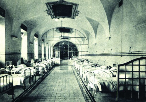 Radio Jai - Los pacientes yacen en las camas de la unidad de 'Síndrome K' del Hospital Fatebenefratelli.