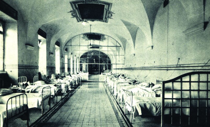Radio Jai - Los pacientes yacen en las camas de la unidad de 'Síndrome K' del Hospital Fatebenefratelli.