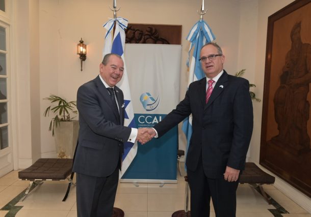 Radio Jai -En un cálido almuerzo la Cámara de Comercio Argentino Israelí, presidida por Mario Montoto agasajó al recientemente llegado embajador de Israel Eyal Sela