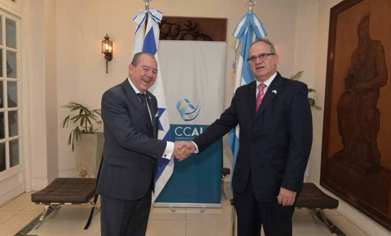 Radio Jai -En un cálido almuerzo la Cámara de Comercio Argentino Israelí, presidida por Mario Montoto agasajó al recientemente llegado embajador de Israel Eyal Sela