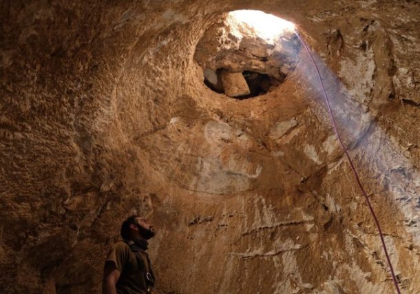 Radio Jai -Hallazgo en el Negev: un edificio con un patio central que cubre un complejo abovedado único y una cisterna de agua tallada de tres metros de profundidad