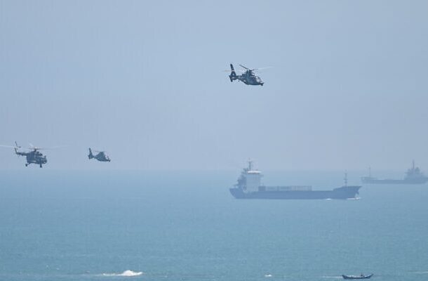 Radio Jai -Helicópteros militares chinos sobrevuelan la isla de Pingtan, uno de los puntos más cercanos de China continental a Taiwán, en la provincia de Fujian el 4 de agosto de 2022. (Héctor RETAMAL / AFP)