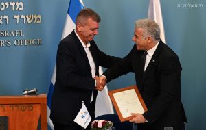 Radio Jai - En la ceremonia de la agencia atómica, Lapid dice que las 'otras capacidades' de Israel lo mantienen a salvo