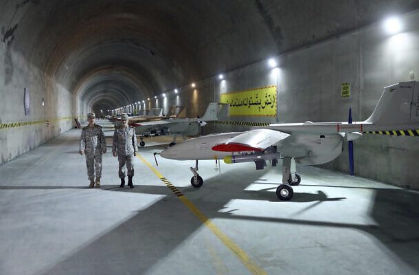 Radio Jai -Ilustrativo: el jefe del Estado Mayor General de las Fuerzas Armadas, el general Mohammad Hossein Bagheri, a la izquierda, y el comandante del Ejército, el general Abdolrahim Mousavi, visitan un túnel subterráneo de base de drones del Ejército en el corazón de las montañas Zagros occidentales del país, el sábado 1 de mayo. 28 de febrero de 2022.