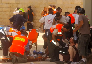 Radio Jai -Se llevan los cuerpos después de una explosión en la concurrida cafetería de la Universidad Hebrea de Jerusalén Este el 31 de julio de 2002.