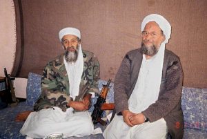 Radio Jai -Osama bin Laden (izquierda) y Ayman al Zawahiri, reunidos en algún lugar de Afganistán en noviembre de 2001.