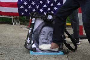 Radio Jai - Partidarios pro-China pisan una foto de la presidenta de la Cámara de Representantes de Estados Unidos, Nancy Pelosi, durante una protesta frente al Consulado General de Estados Unidos en Hong Kong, el 3 de agosto de 2022