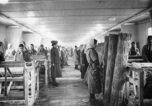 Radio Jai -Prisioneros romani (gitanos) realizan trabajos forzados en el campo de concentración de Ravensbrueck. Alemania, entre 1941 y 1944.