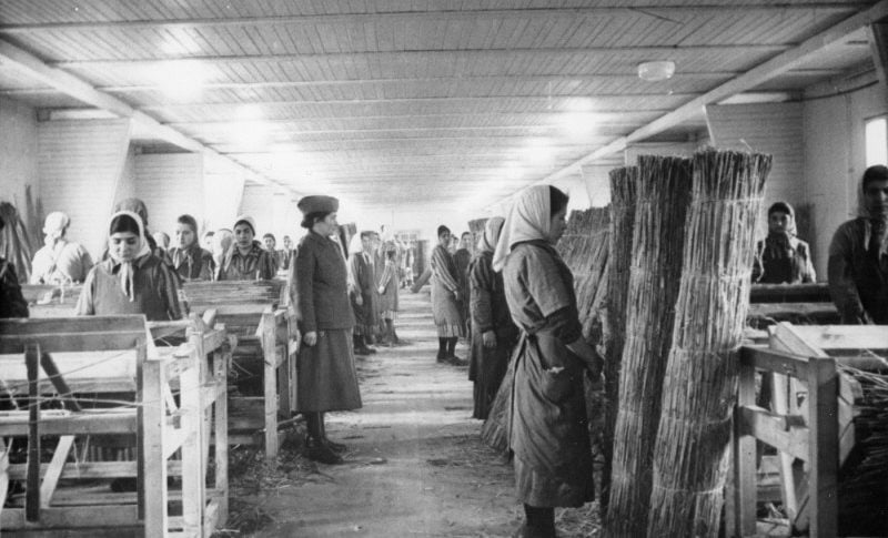 Radio Jai -Prisioneros romani (gitanos) realizan trabajos forzados en el campo de concentración de Ravensbrueck. Alemania, entre 1941 y 1944.