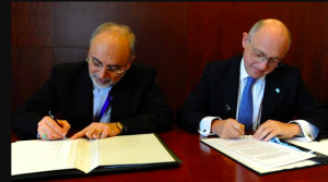 Héctor Timerman firmando el Memorándum con Irán