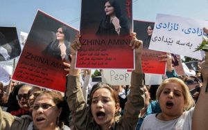 Radio JaiLas mujeres cantan eslóganes y sostienen carteles con la imagen de Mahsa Amini, de 22 años, que murió bajo la custodia de las autoridades iraníes, durante una manifestación de denuncia de su muerte por parte de kurdos iraquíes e iraníes frente a las oficinas de la ONU en Arbil, la capital de Irán. Región autónoma del Kurdistán iraquí, el 24 de septiembre de 2022. (SAFIN HAMED / AFP)