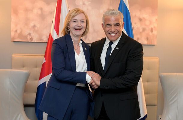 El primer ministro Yair Lapid, a la derecha, se reúne con la primera ministra del Reino Unido, Liz Truss, a la izquierda, en la ciudad de Nueva York, el 21 de septiembre de 2022. (Avi Ohayon/GPO)