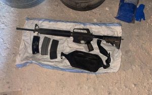 Radio Jai -Un arma de fuego supuestamente utilizada por un adolescente palestino en un ataque a tiros contra el asentamiento de Carmel en Cisjordania el 15 de septiembre de 2022, en una imagen publicada por el ejército el 23 de septiembre de 2022. (Shin Bet)