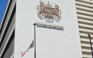 La bandera británica cuelga a media asta tras la muerte de la reina Isabel II en la embajada británica en Tel Aviv, el 9 de septiembre de 2022. (Avshalom Sassoni/Flash90)