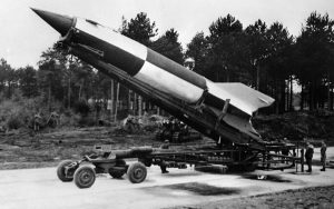 Se puede ver un cohete en proceso de elevación a la posición de disparo vertical en la parte trasera del remolque en Cuxhaven, Alemania, el 15 de octubre de 1945. (Foto AP)