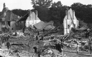 Radio Jai-Una imagen de la destrucción dejada a su paso cuando un cohete V2 explotó en Chiswick, Londres, el 11 de noviembre de 1944, matando a tres personas e hiriendo a muchas más. (Foto AP)