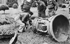 Radio Jai -Oficiales británicos examinan un cohete alemán V-2 que cayó y explotó en un campo en Bélgica el 4 de diciembre de 1944. (Foto AP)