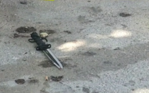 Radio Jai - Un cuchillo utilizado por un agresor palestino que apuñaló a un soldado se ve en la escena del ataque cerca de la ciudad de Hebrón, en Cisjordania, el 2 de septiembre de 2022 (Rescuers Without Borders)