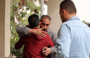 Radio Jai -Fathi Hazem, el padre de Raad Hazem, de 28 años, un terrorista palestino que mató a tres israelíes e hirió a varios más en Tel Aviv la noche anterior, abraza a un amigo en su casa el 8 de abril de 2022 en la ciudad cisjordana de Jenin. (JAAFAR ASHTIYEH / AFP)