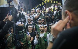 Radio Jai -Hombres armados palestinos de las Brigadas de los Mártires de Al Aqsa portan sus armas durante un desfile militar en el campo de refugiados de Balata, al este de la ciudad de Nablus, en Cisjordania, el 21 de septiembre de 2022. (Nasser Ishtayeh/Flash90)