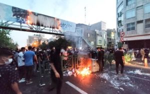 Radio Jai -Una imagen obtenida por AFP fuera de Irán el 21 de septiembre de 2022 muestra a manifestantes iraníes quemando un contenedor de basura en la capital, Teherán, durante una protesta por Mahsa Amini, días después de que muriera bajo custodia policial. (AFP)