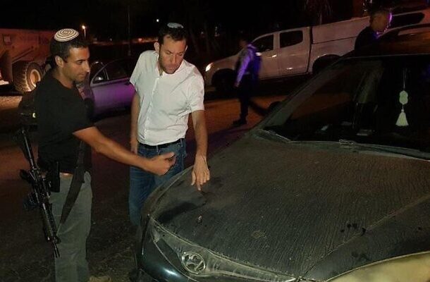 Radio Jai -El presidente del Consejo Regional de Samaria, Yossi Dagan (derecha), en la escena de un tiroteo cerca de la ciudad de Huwara, en el norte de Cisjordania, el 8 de septiembre de 2022. (Consejo Regional de Samaria)