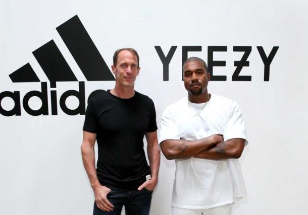 Radio Jai -Kanye West (der.) fotografiado con el CMO de Adidas, Eric Liedtke, en California, anunciando el futuro de su asociación en 2016 (Foto de Jonathan Leibson/Getty Images para Adidas)