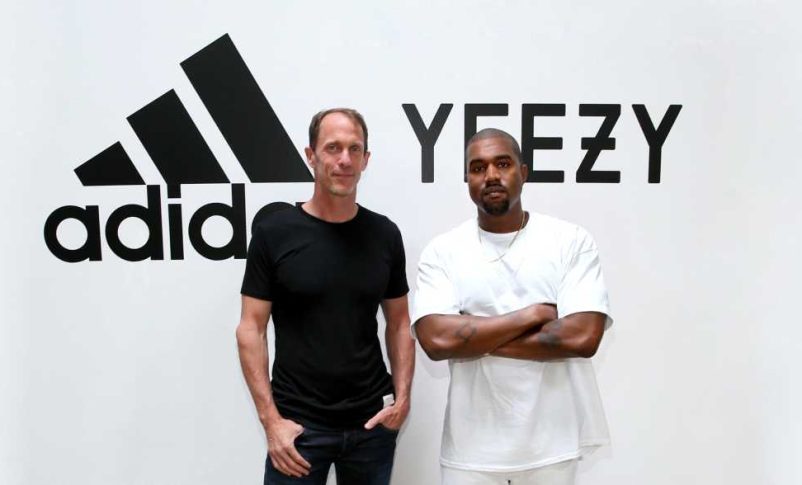 Radio Jai -Kanye West (der.) fotografiado con el CMO de Adidas, Eric Liedtke, en California, anunciando el futuro de su asociación en 2016 (Foto de Jonathan Leibson/Getty Images para Adidas)