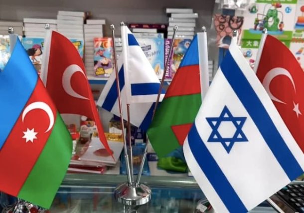 Radio Jai -Azerbaiyán decide abrir una embajada en Israel Banderas de Azerbaiyán e Israel. (Crédito de la foto: Wikimedia Commons)