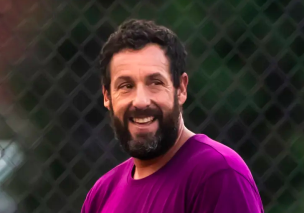 Radio Jai -Adam Sandler en el set de la película de Netflix "Hustle" en Filadelfia, el 27 de agosto de 2021. (Crédito de la foto: GILBERT CARRASQUILLO/GC IMAGES)