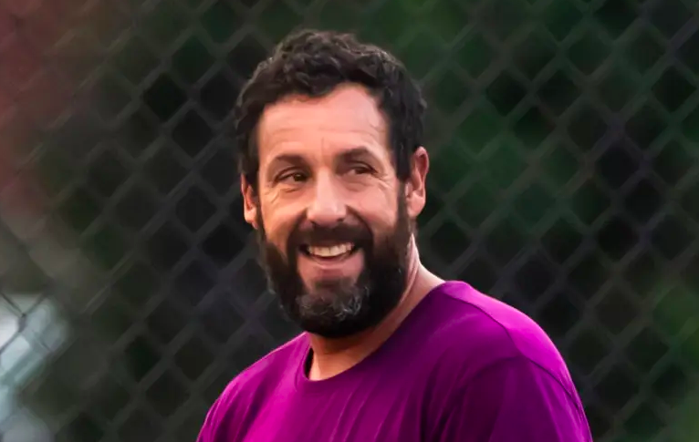 Radio Jai -Adam Sandler en el set de la película de Netflix "Hustle" en Filadelfia, el 27 de agosto de 2021. (Crédito de la foto: GILBERT CARRASQUILLO/GC IMAGES)