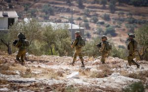 Radio Jai -Las tropas israelíes realizan registros luego de un ataque con disparos, en la aldea de Salem, en Cisjordania, cerca de Naplusa, el 2 de octubre de 2022. (Nasser Ishtayeh/Flash90)