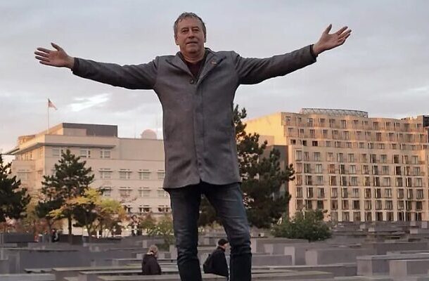 Radio Jai -Alternativa para el representante de Alemania, Holger Winterstein, posando con los brazos extendidos sobre una de las losas de piedra que forman el Memorial del Holocausto en Berlín (Twiter: utilizado de conformidad con la Cláusula 27a de la Ley de derechos de autor)