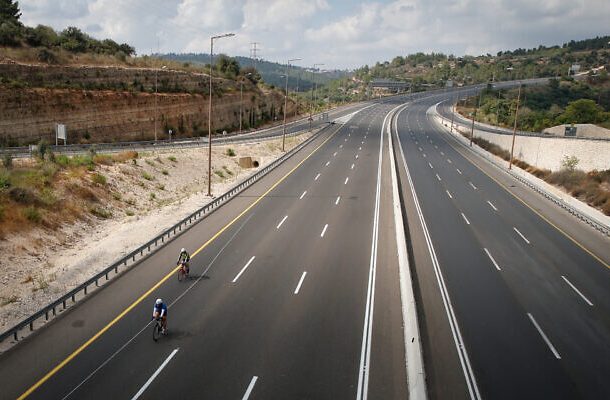 Radio Jai -Los israelíes andan en bicicleta por las carreteras vacías de Jerusalén en Yom Kippur, el 16 de septiembre de 2021. (Jamal Awad/Flash90)