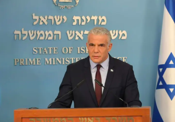 Radio Jai -El primer ministro Yair Lapid en una sesión informativa, 28 de agosto de 2022. (Crédito de la foto: AMOS BEN GERSHOM/GPO)