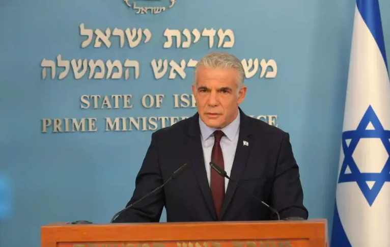 Radio Jai -El primer ministro Yair Lapid en una sesión informativa, 28 de agosto de 2022. (Crédito de la foto: AMOS BEN GERSHOM/GPO)