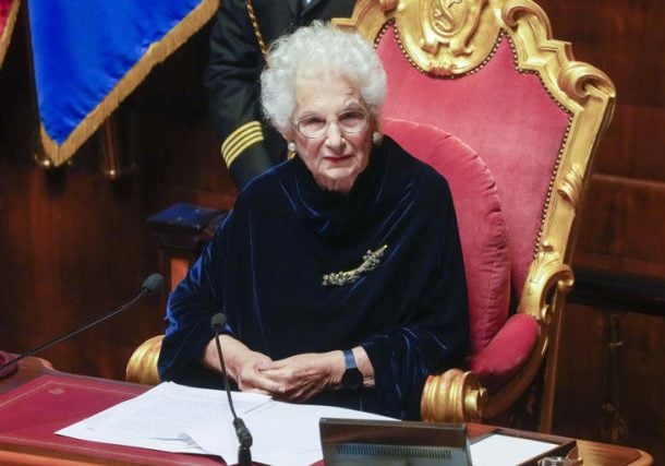 Radio Jai -La senadora vitalicia y sobreviviente del Holocausto Liliana Segre preside la apertura de sesiones del Senado italiano luego de la reciente elección parlamentaria, jueves 13 de octubre de 2022. (AP Foto/Gregorio Borgia) © Proporcionado por The Associated Press