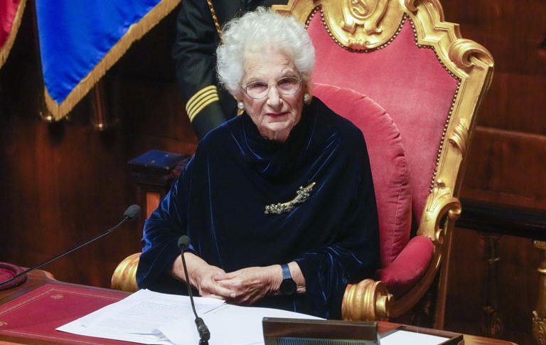Radio Jai -La senadora vitalicia y sobreviviente del Holocausto Liliana Segre preside la apertura de sesiones del Senado italiano luego de la reciente elección parlamentaria, jueves 13 de octubre de 2022. (AP Foto/Gregorio Borgia) © Proporcionado por The Associated Press